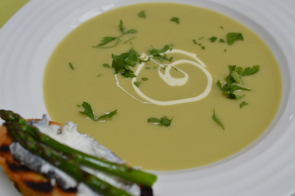 Asparagus soup with crouton